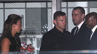 Rooney "cầm đầu" các sao MU đi "xõa", dửng dưng với Champions League