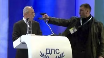 Chính khách già gạt phăng súng trên tay “sát thủ” trẻ