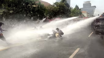 Cảnh sát Campuchia dùng hơi cay, vòi rồng trấn áp biểu tình