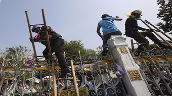 Thái Lan: Người biểu tình cắt điện tòa nhà Chính phủ, Thủ tướng kêu gọi đàm phán 