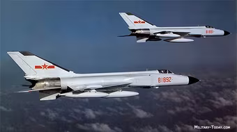 Phi công J-8 không nhảy dù, máy bay đâm vào rừng tử nạn