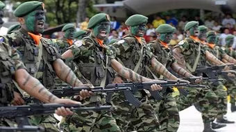 Venezuela vừa kêu gọi Mỹ đối thoại, vừa điều lính dù trấn áp biểu tình