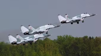 Máy bay chiến đấu Su-27, MiG-29 và xe tăng Nga ồ ạt đổ về Crimea