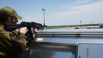 Máy bay Ukraine dội bom dữ dội sân bay Donetsk