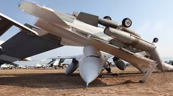 Tiêm kích F-16 Mỹ bị gió quăng, đập bẹp 1 chiếc F-16 khác