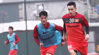 Tự tin khoác áo số 9, Mạc Hồng Quân thách thức Công Vinh?