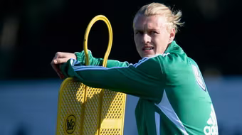 Kjaer phớt lờ những lời mời chào của Man Utd