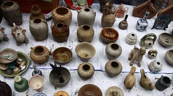 Săn hàng “độc” tại phiên chợ đồ cổ cuối năm