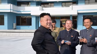 Bí ẩn những người luôn ghi chép tỉ mỉ xung quanh Chủ tịch Kim Jong-un?