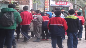 Thực phẩm "nhập nhèm” bao vây cổng trường học