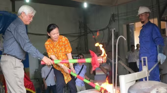  Cận cảnh lễ chập lửa đúc 60 tượng vàng Thánh Gióng