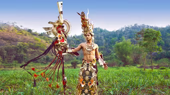 Mister Global khoe ảnh với trang phục dân tộc