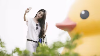 Bắt gặp Khánh My “tự sướng” bên chú vịt khổng lồ