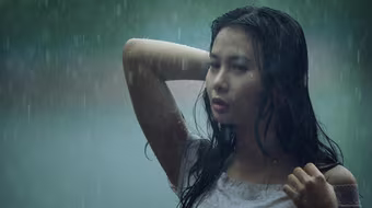 Người mẫu Xuân Thuỳ thánh thiện dưới mưa