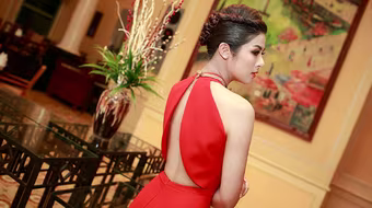 Hoa hậu Ngọc Hân khoe lưng trần, dáng ngọc ở Hải Phòng