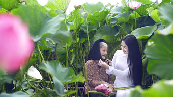 Hoa hậu Ngọc Anh tôn vinh Quốc hoa cùng cụ bà