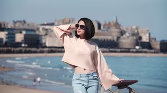 Vân Trang khoe vòng eo “con kiến” trên đất Pháp