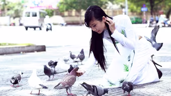 Người mẫu Xuân Thuỳ dịu dàng áo dài xuống phố