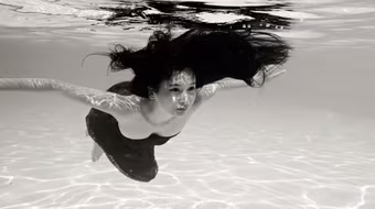 Người mẫu Xuân Thuỳ khoe dáng gợi cảm dưới nước