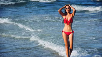 "Bỏng mắt" ngắm siêu mẫu Hà Anh diện bikini đỏ chói