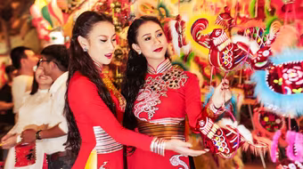 Cặp đôi Á hậu đẹp rạng ngời dạo phố trung thu