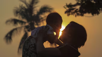 Vứt bỏ con mới đẻ có thể bị truy cứu trách nhiệm hình sự