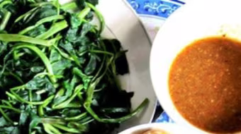 “Nhớ canh rau muống, nhớ cà dầm tương...” 