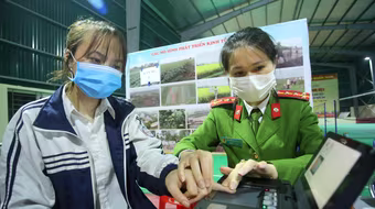 Cấp căn cước công dân gắn chíp: Vượt mọi khó khăn để phục vụ nhân dân