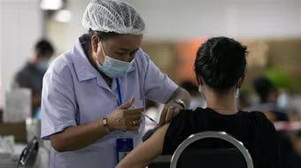 Số ca nhiễm Covid-19 trong cộng đồng ở Lào gia tăng, Campuchia đẩy nhanh tiến độ tiêm chủng 