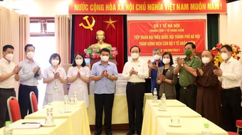 Đoàn đại biểu Quốc hội TP Hà Nội thăm, tặng quà lực lượng tuyến đầu chống dịch