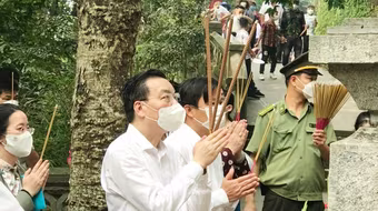 Đoàn đại biểu thành phố Hà Nội dâng hương tưởng niệm các Vua Hùng 