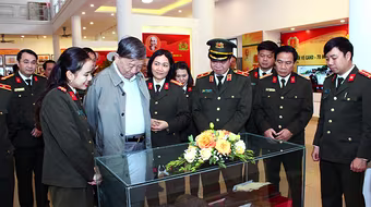Bộ trưởng Bộ Công an Tô Lâm tham quan Triển lãm “Cảnh vệ Công an nhân dân - 70 mùa hoa chiến công” 