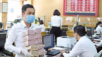 Nới lỏng tín dụng, ngành ngân hàng ứng phó ra sao trước khó khăn?