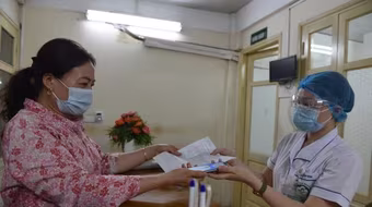 Giảm gánh nặng cho người dân qua việc hỗ trợ đóng bảo hiểm y tế, bảo hiểm xã hội