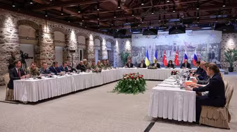 Cơ hội cho đàm phán Nga - Ukraine dưới bóng xung đột 