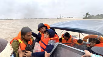 Hình ảnh cảm xúc về lực lượng Công an vượt mưa lũ cứu dân