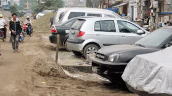 Lập bãi trông xe trái phép để kiếm tiền