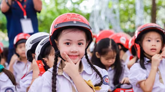 Honda Việt Nam tặng mũ bảo hiểm cho học sinh lớp 1 trên toàn quốc