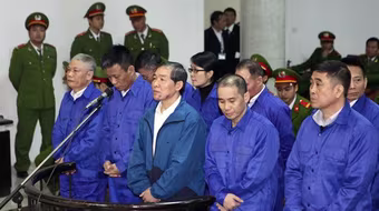 Người chi tiền lại quả "Nắm dao đằng lưỡi"