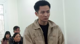 Nhân viên trông xe sát hại nhân viên chạy bàn vì bị... "soi"