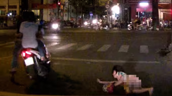 Bị cướp hàng trăm triệu đồng do bất cẩn để con 4 tuổi cầm