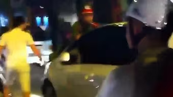 Hà Nội: "Nữ quái" đánh chửi, hất cảnh sát lên nắp ca-pô giữa ngã tư phố