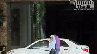 Vờ bắt xe taxi rồi... cướp!