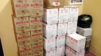 Thu giữ hàng trăm lít phụ gia thực phẩm từ Trung Quốc tuồn về Hà Nội