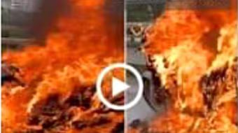 Xe máy SH cháy trơ khung trên cầu Nhật Tân