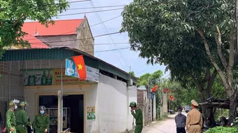 Bắt giữ nghi can cố thủ trong nhà sau nhiều tiếng súng nổ khiến 2 người tử vong