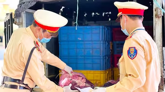 Bắt giữ số lượng lớn thực phẩm không rõ nguồn gốc xuất xứ