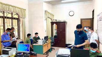 Nhân viên cửa khẩu làm giả giấy tờ tài liệu của cơ quan nhà nước để trục lợi