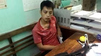 Mang súng AK đi bán, dắt thêm khẩu côn quay để phòng thân