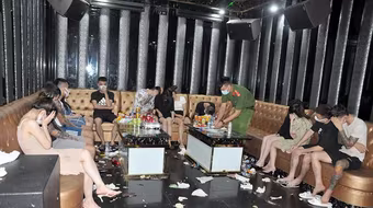 Hơn 40 “dân chơi” phê ma tuý, bay lắc trong quán karaoke 
